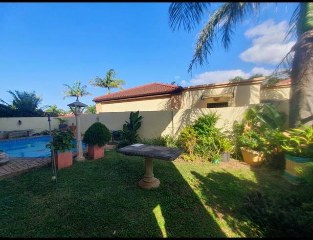 4 BEDROOM TOWNHOUSE FOR SALE IN MANABA BEACH